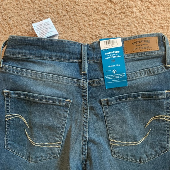 Woman’s Levi’s Signature Jeans - Picture 6 of 7